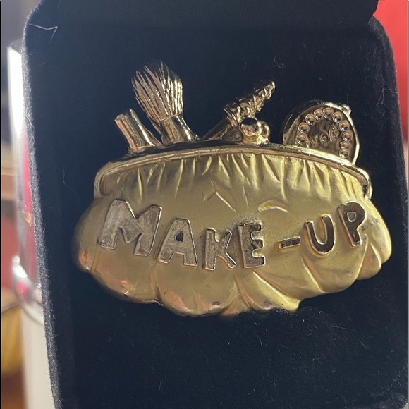 HeyMUA’S makeup❤️S. This Beautiful Broach Is Sure to be A ConversationStarter👄 - Picture 2 of 2